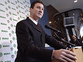 Mario Lemieux v roce 1997 oznamuje konec kariéry