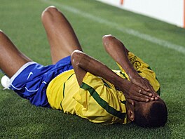 Rivaldo simuloval v zápase Brazílie proti Turecku. Rozhod�í mu to uv��il.