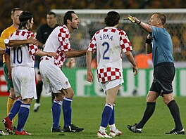 Chorvatský obránce Josip �imuni� dostal v zápase s Anglií hned t�i �luté karty.