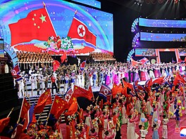 Kim �ong-un p�ivítal Si �in-pchinga v Pchjongjangu. (8. �ervna 2026)