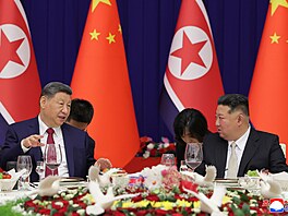 Kim �ong-un p�ivítal Si �in-pchinga (vlevo) v Pchjongjangu. (8. �ervna 2026)