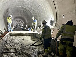 Jiný pohled � betonování samotného t�lesa trat� ve spojce C/D. (kv�ten 2026)