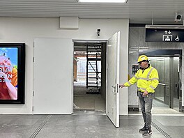 Do�asné odd�lení nástupi�t� stanice Pankrác C od p�estupní chodby C/D (po...