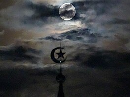 Zajímavostí je, �e podobná kombinace, kdy� je M�síc v úpl�ku podruhé v jednom...