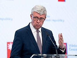 Ministr Pr�myslu Karel Havlí�ek na tiskové konferenci vlády. (8. �ervna 2026)