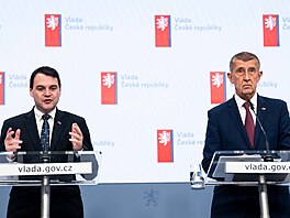 Ministr zahrani�í Petr Macinka a premiér Andrej Babi� na tiskové konferenci...