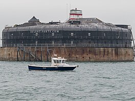 Britové se tu do stavby opevn�ní pustili proto, aby sv�j p�ístav Portsmouth...