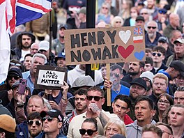 Demonstranti se shroma��ují p�ed policejní stanicí v Southamptonu po odsouzení...