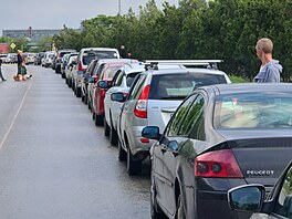 Auta �ekají ve front� na pohonné hmoty u �erpací stanice v krymské Jevpatoriji...