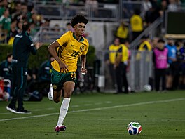 Australský obránce Lucas Herrington b�hem utkání s Mexikem.