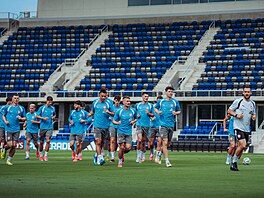�e�tí fotbalisté b�hem úterního uzav�eného tréninku. Skupinu vede kapitán...