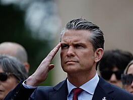 Americký ministr obrany Pete Hegseth p�i p�ipomínkách vylod�ní spojeneckých sil...