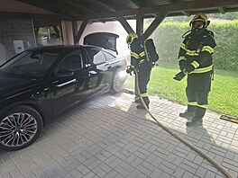 P�eh�átá baterie auta s hybridním pohonem si vy�ádala zásah �ty� hasi�ských...