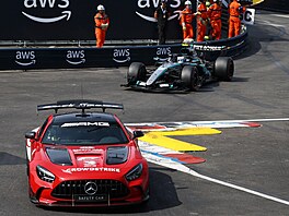 Kimi Antonelli a dal�í jezdci krou�í za safety carem b�hem Velké ceny Monaka.
