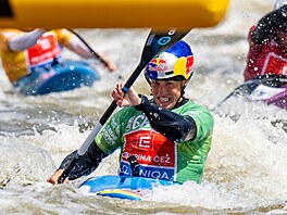 Jakub Krej�í si jede pro vít�zství v závod� SP v kayakcrossu v Praze.