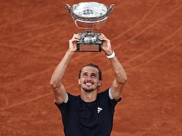 Alexander Zverev s trofejí pro vít�ze Roland Garros