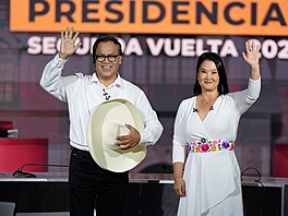 Prezident�tí kandidáti Keiko Fujimoriová a Roberto Sánchez b�hem sledování...