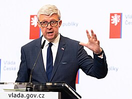Tisková konference po jednání vlády. Na snímku ministr pr�myslu Karel Havlí�ek....