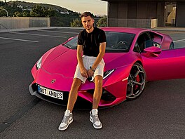 Moje Lambo. Adam Kajumi se rád p�edvád�l se sportovními auty a krásnými dívkami.