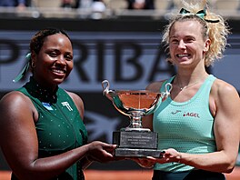 Kate�ina Siniaková (vpravo) a Ameri�anka Taylor Townsendová pózují s trofejí...