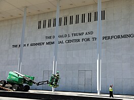 Kennedyho centrum na�ídilo odstranit ze svého názvu Trumpovo jméno (5. �ervna...