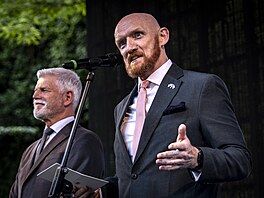 Britský velvyslanec Matt Field po�ádá na britském velvyslanectví oslavu krále...
