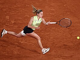 Maja Chwali�ská odpaluje mí�ek v semifinále Roland Garros.