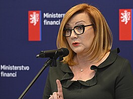 Ministryn� financí Alena Schillerová na tiskové konferenci k p�edstavení výhod...