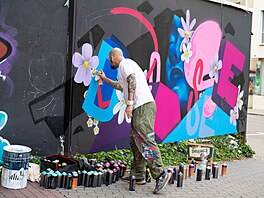 Spreje�i z celé Moravy prom�nili nevzhledné billboardové panely v centru Zlína....