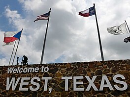 Vítejte ve Westu, které si �íká hlavní m�sto �eska v Texasu. Vlajka s modrým...