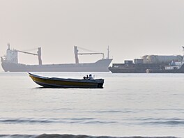 Pohled na Hormuzský pr�liv z plá�e v íránském m�st� Bandar Abbás (1. �ervna...