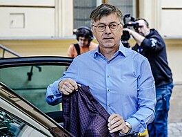 Generální �editel �eské televize Hynek Chudárek p�ichází na jednání s premiérem...