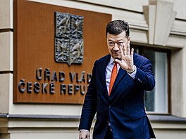 P�edseda Sn�movny a SPD Tomio Okamura p�ed jednáním na Ú�ad� vlády o zm�n�...