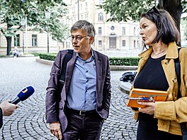 Generální �editel �eské televize Hynek Chudárek p�ichází na jednání s premiérem...