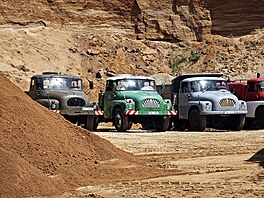 Ú�astníci XVIII. srazu historických nákladních automobil� zavítali tradi�n� do...