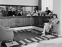 Recepce hotelu Jalta v dob� jeho otev�ení v roce 1958 byla navr�ená jako...
