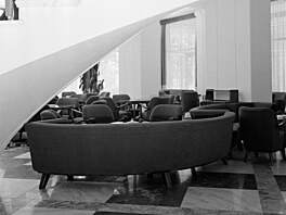 Lobby hotelu Jalta p�i jeho otev�ení v roce 1958 bylo navr�eno jako...