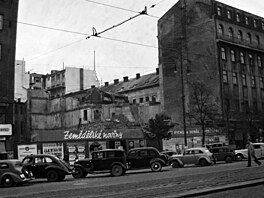 V této proluce po dom� zni�eném b�hem druhé sv�tové války byl postaven hotel...