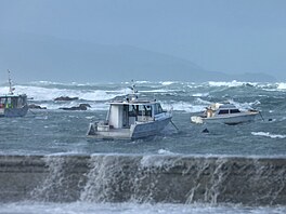 Bou�livé vlny nará�í do pob�e�í v �ásti Island Bay ve Wellingtonu, vlny...