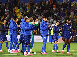Francouz�tí fotbalisté po proh�e v p�íprav� s Pob�e�ím slonoviny d�kují...