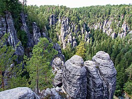 Skály Bastei dosahují nadmo�ské vý�ky 305 metr� a jejich dne�ní podoba vznikala...