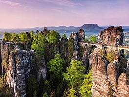 Jen n�kolik kilometr� od �eských hranic se nad Labem zvedá skalní útvar, který...