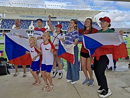 �e�tí fanou�ci na otev�eném tréninku fotbalové reprezentace v Mansfieldu.