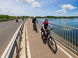 Nová cyklostezka kolem vodní nádr�e Rozko� u �eské Skalice.