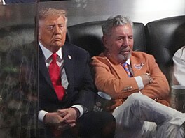 Americký prezident Donald Trump sleduje t�etí finále NBA, po jeho boku sedí...