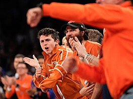 Timothée Chalamet pro�ívá t�etí finále NBA, jeho New York Knicks se San Antonio...