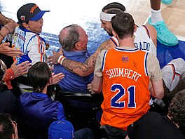 José Álvarado (5) z New York Knicks skon�il v hledi�ti, pod ním se ocitl...