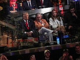 Americký prezident Donald Trump sleduje t�etí finále NBA, vedle n�j si p�isedl...