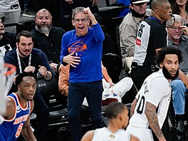 Herec a filma� Ben Stiller se raduje z newyorské trefy b�hem t�etího finále NBA.