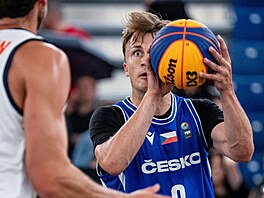 �eský basketbalista Filip Novotný st�ílí na MS ve 3x3 v zápase s Nizozemskem.